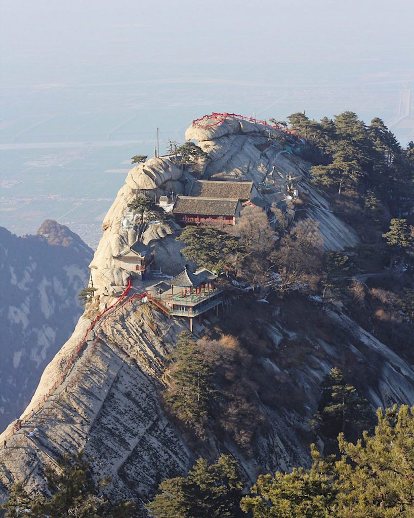 The trails allows to access the mountain’s five summits, each of which has a religious structure like the tea house and Taoist temple.