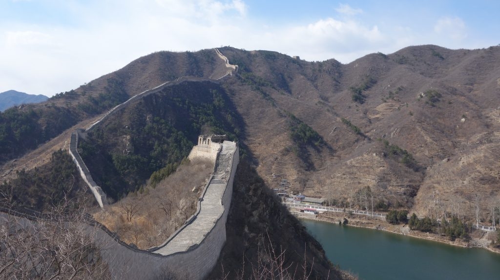 Huanghuacheng Great Wall overlooking the blue lake.